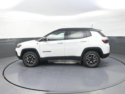 Bright White Clearcoat 2026 Jeep Compass Trailhawk