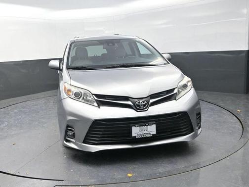 Silver Sky Metallic 2018 Toyota Sienna XLE