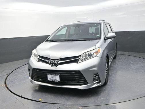 Silver Sky Metallic 2018 Toyota Sienna XLE