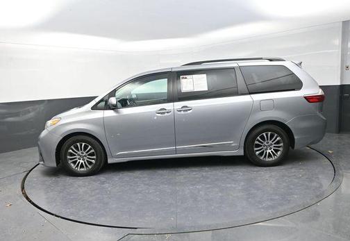 Silver Sky Metallic 2018 Toyota Sienna XLE