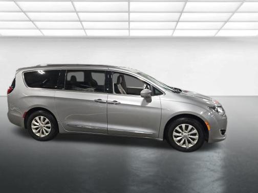 Billet Silver Metallic Clearcoat 2019 Chrysler Pacifica Touring L
