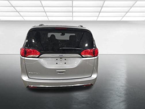 Billet Silver Metallic Clearcoat 2019 Chrysler Pacifica Touring L