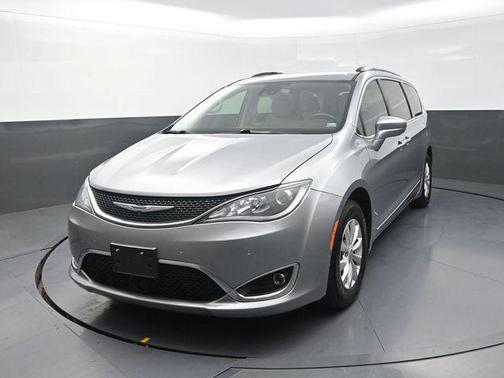 Billet Silver Metallic Clearcoat 2019 Chrysler Pacifica Touring L