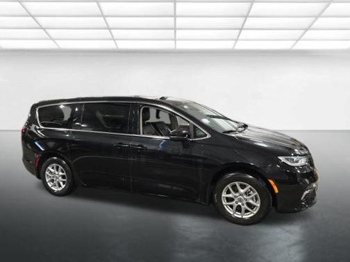 Brilliant Black Crystal Pearlcoat 2023 Chrysler Pacifica Touring L
