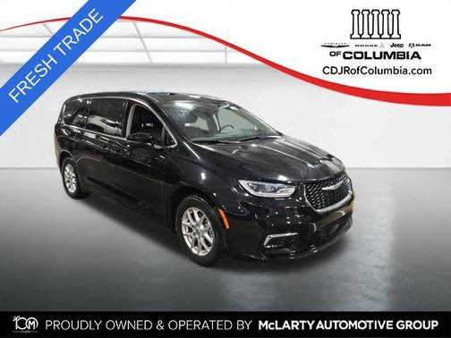 Brilliant Black Crystal Pearlcoat 2023 Chrysler Pacifica Touring L