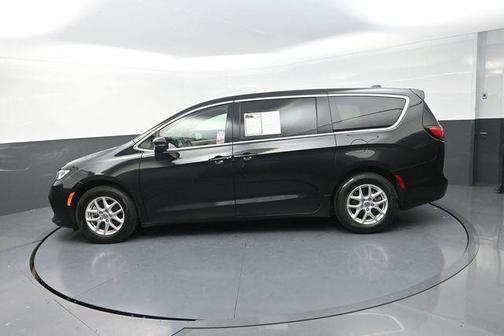 Brilliant Black Crystal Pearlcoat 2023 Chrysler Pacifica Touring L