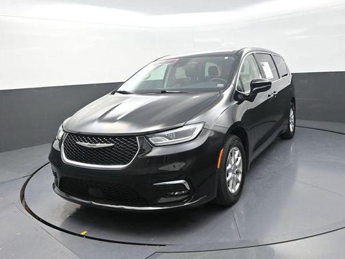 Brilliant Black Crystal Pearlcoat 2023 Chrysler Pacifica Touring L