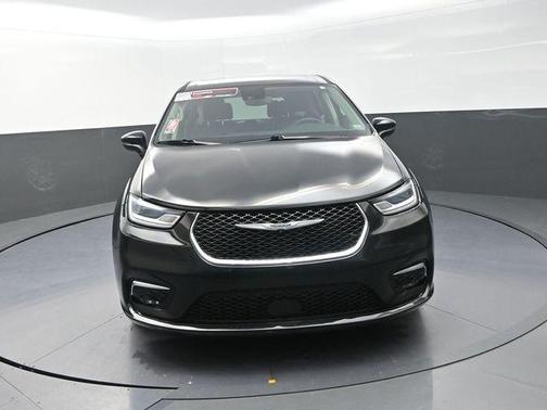 Brilliant Black Crystal Pearlcoat 2023 Chrysler Pacifica Touring L