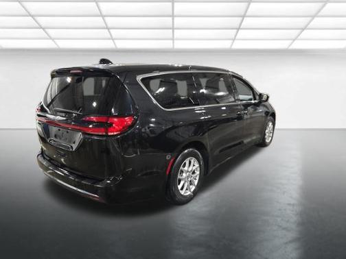 Brilliant Black Crystal Pearlcoat 2023 Chrysler Pacifica Touring L