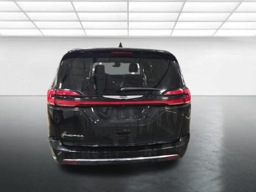 Brilliant Black Crystal Pearlcoat 2023 Chrysler Pacifica Touring L