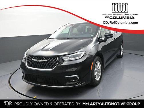Brilliant Black Crystal Pearlcoat 2023 Chrysler Pacifica Touring L