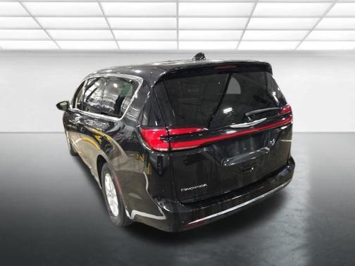 Brilliant Black Crystal Pearlcoat 2023 Chrysler Pacifica Touring L
