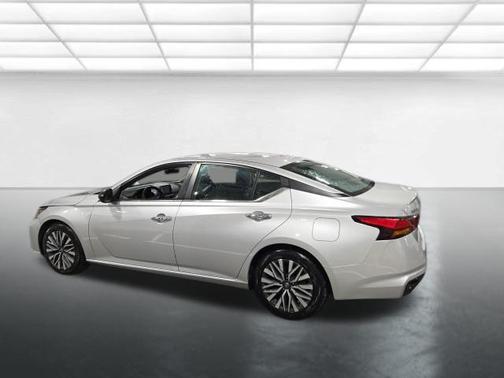 Brilliant Silver Metallic 2024 Nissan Altima 2.5 SV