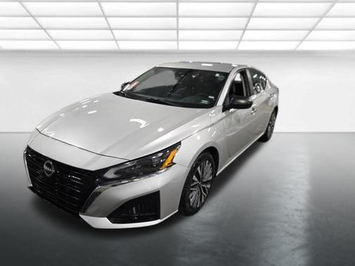 Brilliant Silver Metallic 2024 Nissan Altima 2.5 SV