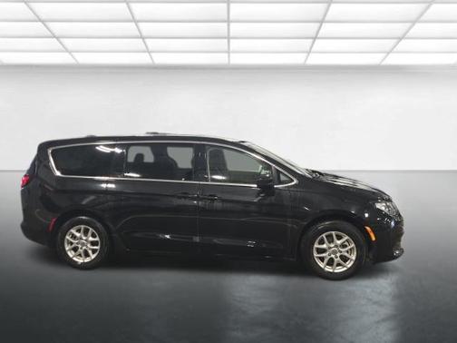 Brilliant Black Crystal Pearlcoat 2023 Chrysler Voyager LX