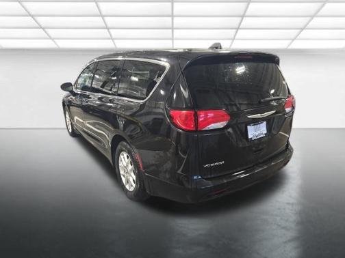 Brilliant Black Crystal Pearlcoat 2023 Chrysler Voyager LX