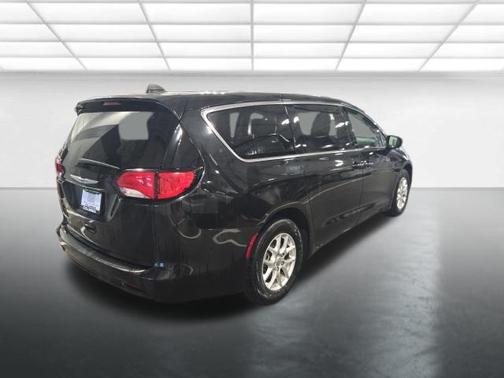 Brilliant Black Crystal Pearlcoat 2023 Chrysler Voyager LX