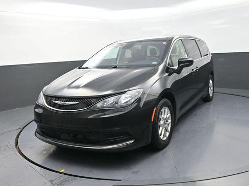 Brilliant Black Crystal Pearlcoat 2023 Chrysler Voyager LX