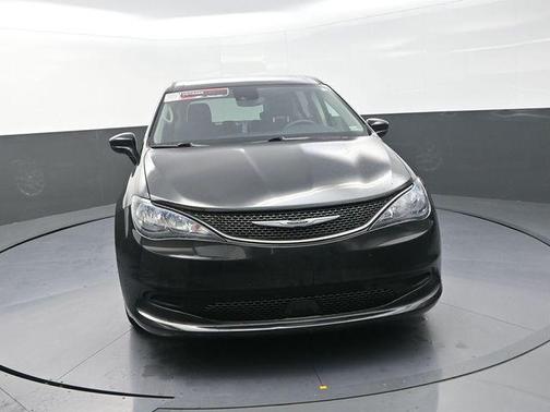 Brilliant Black Crystal Pearlcoat 2023 Chrysler Voyager LX