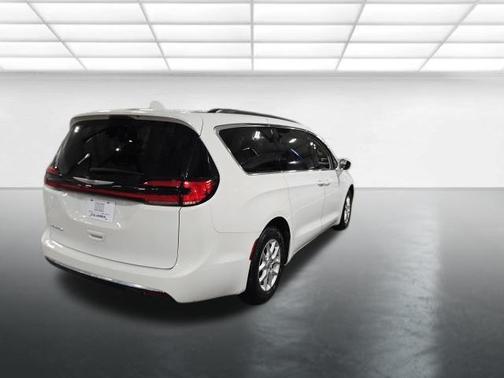 Bright White Clearcoat 2022 Chrysler Pacifica Touring L