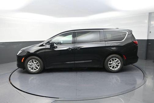 Diamond Black Crystal Pearlcoat 2027 Chrysler Pacifica L