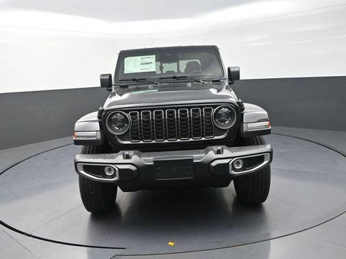 Black Clearcoat 2026 Jeep Gladiator Sahara 4x4