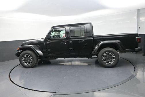 Black Clearcoat 2026 Jeep Gladiator Sahara 4x4