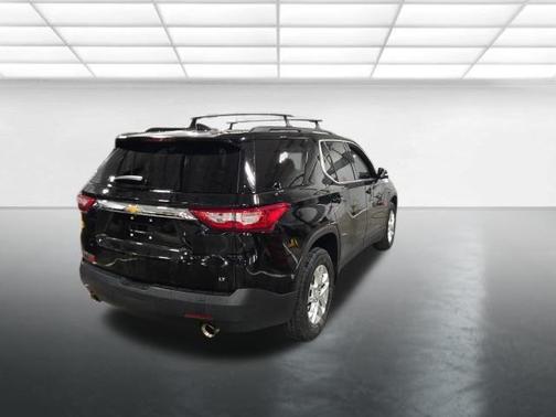 Mosaic Black Metallic 2021 Chevrolet Traverse LT Cloth