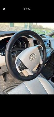 Super White 2011 Toyota Sienna XLE