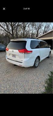 Super White 2011 Toyota Sienna XLE