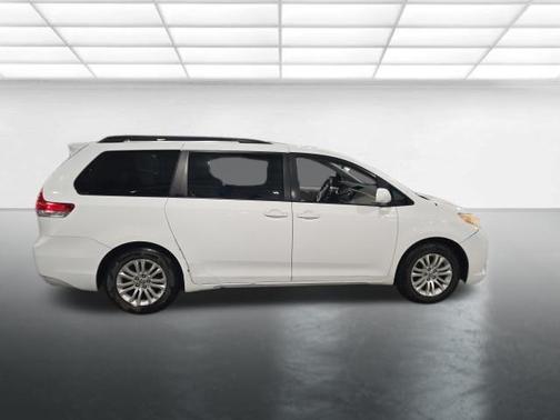 Super White 2011 Toyota Sienna XLE
