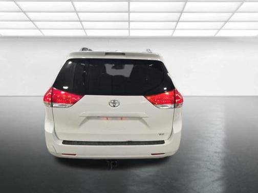 Super White 2011 Toyota Sienna XLE