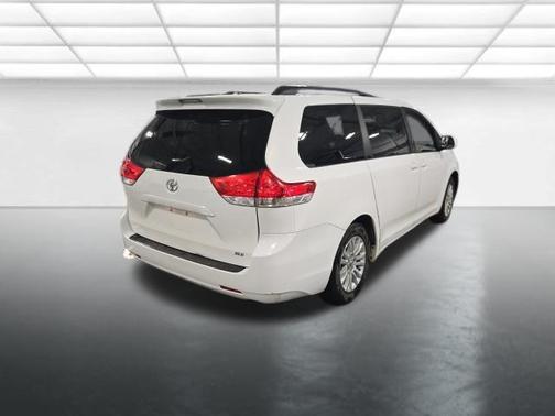 Super White 2011 Toyota Sienna XLE