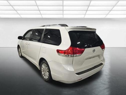 Super White 2011 Toyota Sienna XLE