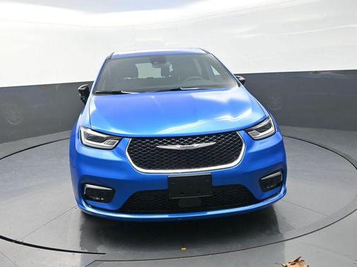 Hydro Blue Pearlcoat 2026 Chrysler Pacifica L