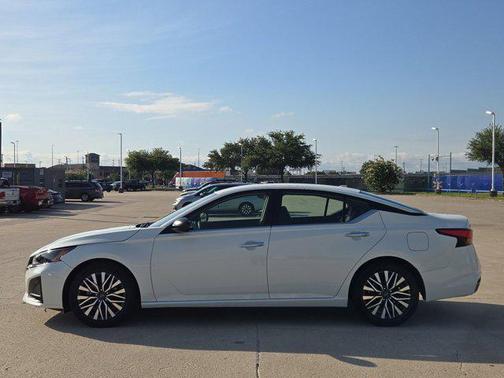 Pearl White Tricoat 2024 Nissan Altima 2.5 SV