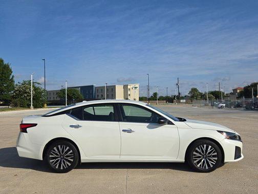 Pearl White Tricoat 2024 Nissan Altima 2.5 SV