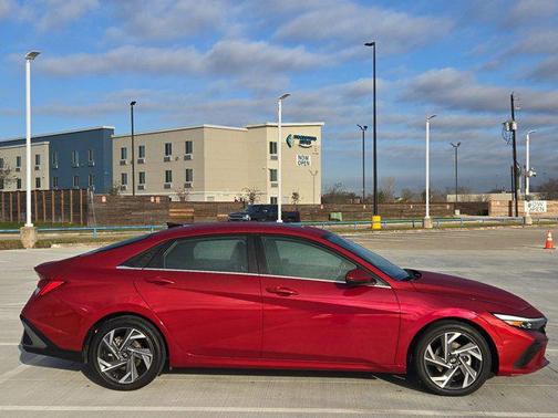 2025 Hyundai ELANTRA SEL