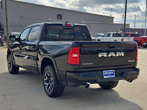 Diamond Black Crystal Pearlcoat 2025 RAM 1500 Laramie