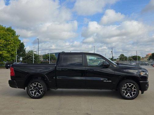 Diamond Black Crystal Pearlcoat 2025 RAM 1500 Laramie