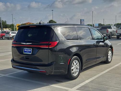 Brilliant Black Crystal Pearlcoat 2023 Chrysler Pacifica Touring L