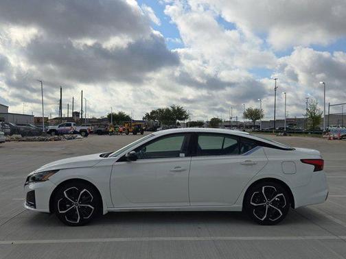 Pearl White Tricoat 2025 Nissan Altima SR FWD