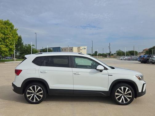 Pure White 2023 Volkswagen Taos 1.5T SE