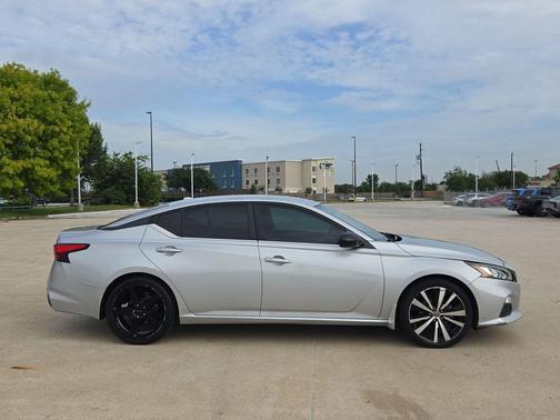 Brilliant Silver Metallic 2020 Nissan Altima SR FWD