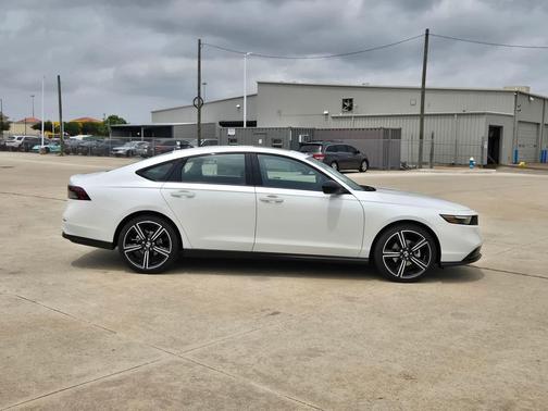 Platinum White Pearl 2026 Honda Accord SE