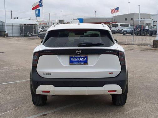 2025 Nissan Kicks SR