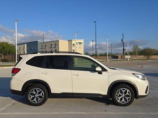Crystal White Pearl 2020 Subaru Forester Premium