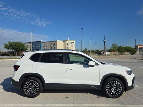 2025 Volkswagen Taos 1.5T SE