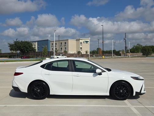Ice Cap 2025 Toyota Camry SE