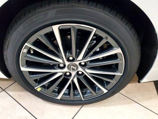 2025 Lexus ES 300h Base
